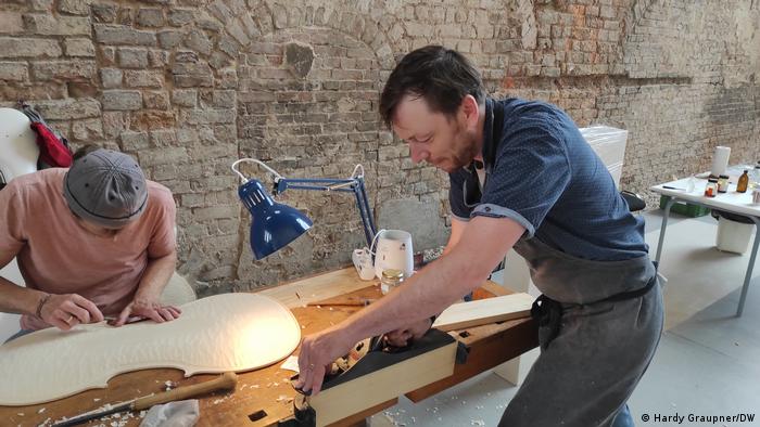 From timber to timbre: Violin-makers sound out Germany